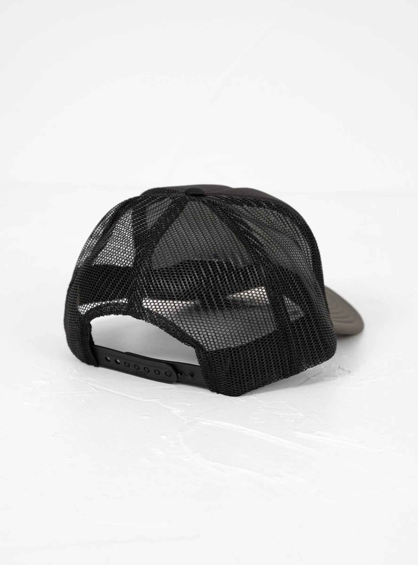 KOUNTRY Pearl Clutcher Truck Cap Black & Grey